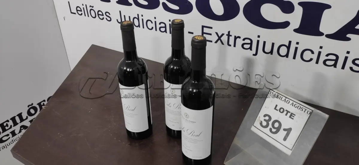 LOTE 391 - 03 GARRAFAS DE VINHO TINTO VALA REAL PORTUGUÊS SAFRA 2019 750ML. (NO ESTADO) ATENÇÃO! FAZER A VISITAÇÃO ANTES DE ARREMATAR, NÃO SABEMOS SE FUNCIONA, LEILÃO NÃO TEM GARANTIA E NEM DEVOLUÇÃO, SUJEITO A POSSÍVEIS AVARIAS VISÍVEIS/OCULTAS E/OU AUSÊNCIA DE COMPONENTES.