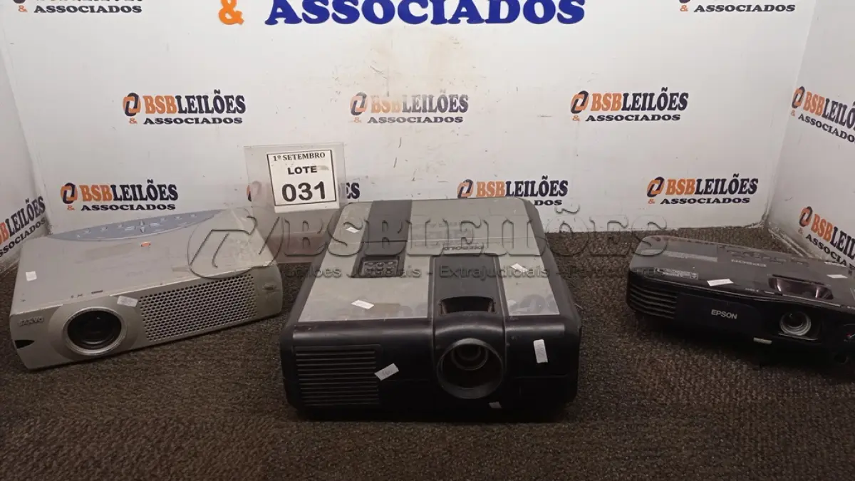 LOTE 031 - 03 PROJETORES MARCAS E MODELOS DIVERSOS. (NO ESTADO) ATENÇÃO! FAZER A VISITAÇÃO ANTES DE ARREMATAR, NÃO SABEMOS SE FUNCIONA, LEILÃO NÃO TEM GARANTIA E NEM DEVOLUÇÃO, SUJEITO A POSSÍVEIS AVARIAS VISÍVEIS/OCULTAS E/OU AUSÊNCIA DE COMPONENTES.