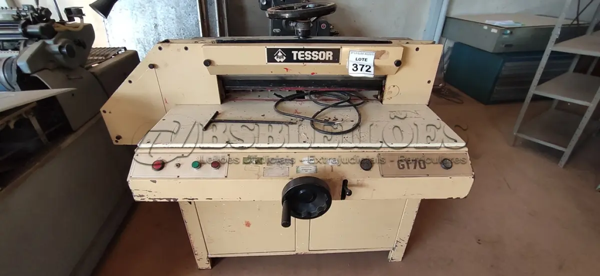 LOTE 372 - 01 GUILHOTINA DE PAPEL INDUSTRIAL MARCA TESSOR GT70. (NO ESTADO) ATENÇÃO! FAZER A VISITAÇÃO ANTES DE ARREMATAR, NÃO SABEMOS SE FUNCIONA, LEILÃO NÃO TEM GARANTIA E NEM DEVOLUÇÃO, SUJEITO A POSSÍVEIS AVARIAS VISÍVEIS/OCULTAS E/OU AUSÊNCIA DE COMPONENTES.