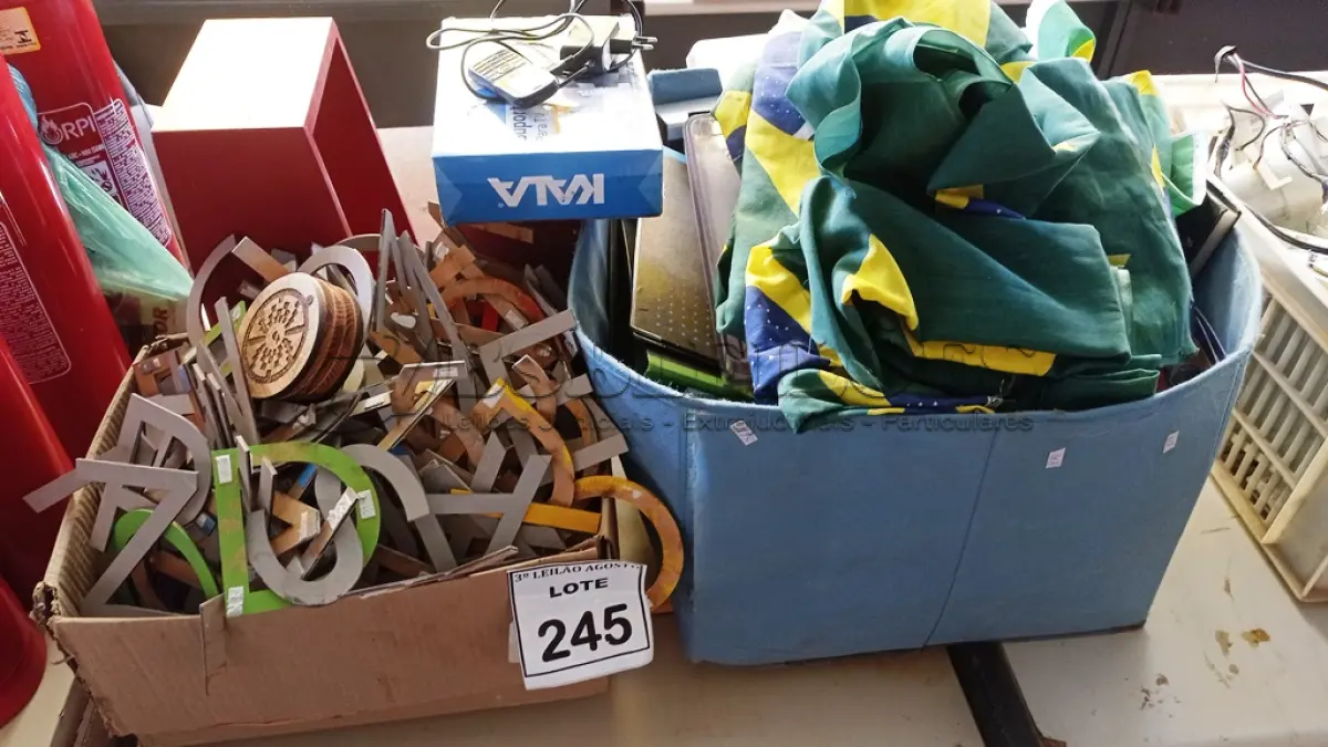 LOTE 245 - 01 LOTE COM VÁRIAS PASTAS DE ARQUIVO, GRANDE QUANTIDADE DE LETRAS, 01 SUPORTE ARTICULADO PARA TV E 02 PRATELEIRAS DE PAREDE. (NO ESTADO) ATENÇÃO! FAZER A VISITAÇÃO ANTES DE ARREMATAR, NÃO SABEMOS SE FUNCIONA, LEILÃO NÃO TEM GARANTIA E NEM DEVOLUÇÃO, SUJEITO A POSSÍVEIS AVARIAS VISÍVEIS/OCULTAS E/OU AUSÊNCIA DE COMPONENTES.