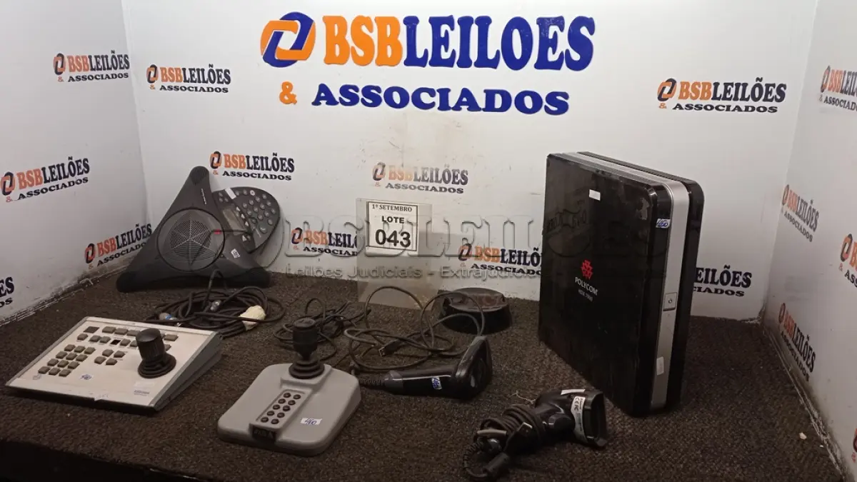 LOTE 043 - 01 HDX 700 POLYCOM, 01 CONTROLADOR PELCO KBD300A COM JOYSTICK, 01 CONTROLADOR AXIS 295, 01 APARELHO DE AUDIOCONFERÊNCIA, 02 LEITORES DE CÓDIGO DE BARRAS E 01 APARELHO DE TELECOMUNICAÇÃO AVAYA. (NO ESTADO) ATENÇÃO! FAZER A VISITAÇÃO ANTES DE ARREMATAR, NÃO SABEMOS SE FUNCIONA, LEILÃO NÃO TEM GARANTIA E NEM DEVOLUÇÃO, SUJEITO A POSSÍVEIS AVARIAS VISÍVEIS/OCULTAS E/OU AUSÊNCIA DE COMPONENTES.