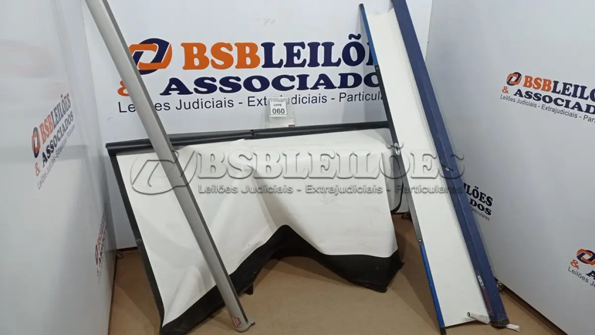 LOTE 060 - 02 TELAS DE PROJEÇÃO RETRATEIS. (NO ESTADO) ATENÇÃO! FAZER A VISITAÇÃO ANTES DE ARREMATAR, NÃO SABEMOS SE FUNCIONA, LEILÃO NÃO TEM GARANTIA E NEM DEVOLUÇÃO, SUJEITO A POSSÍVEIS AVARIAS VISÍVEIS/OCULTAS E/OU AUSÊNCIA DE COMPONENTES.