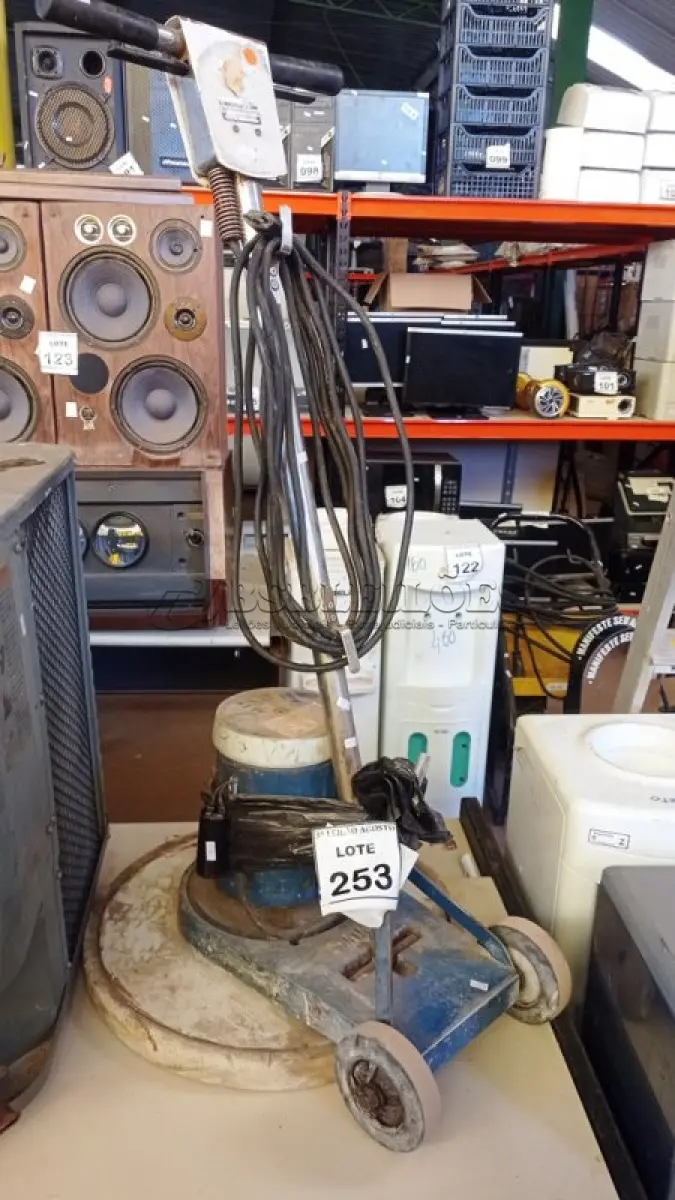LOTE 253 - 01 ENCERADEIRA ELÉTRICA. (NO ESTADO) ATENÇÃO! FAZER A VISITAÇÃO ANTES DE ARREMATAR, NÃO SABEMOS SE FUNCIONA, LEILÃO NÃO TEM GARANTIA E NEM DEVOLUÇÃO, SUJEITO A POSSÍVEIS AVARIAS VISÍVEIS/OCULTAS E/OU AUSÊNCIA DE COMPONENTES.
