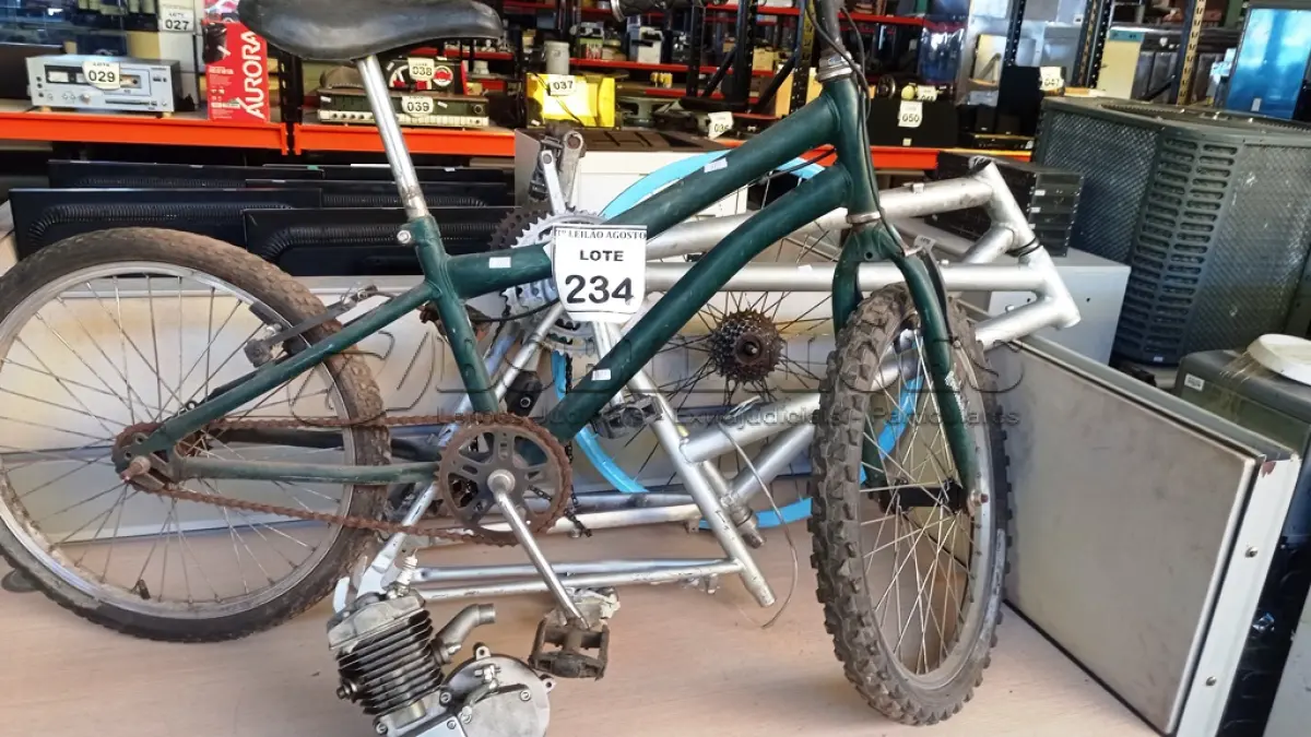 LOTE 234 - 02 QUADROS DE ALUMÍNIO, 01 MOTOR PARA BIKE INCOMPLETO E 01 BIKE INFANTIL. (NO ESTADO) ATENÇÃO! FAZER A VISITAÇÃO ANTES DE ARREMATAR, NÃO SABEMOS SE FUNCIONA, LEILÃO NÃO TEM GARANTIA E NEM DEVOLUÇÃO, SUJEITO A POSSÍVEIS AVARIAS VISÍVEIS/OCULTAS E/OU AUSÊNCIA DE COMPONENTES.