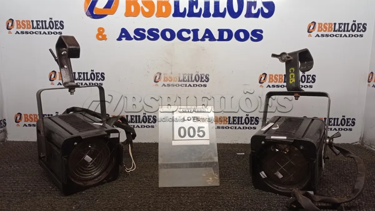 LOTE 005 - 02 REFLETORES DE PALCO. (NO ESTADO) ATENÇÃO! FAZER A VISITAÇÃO ANTES DE ARREMATAR, NÃO SABEMOS SE FUNCIONA, LEILÃO NÃO TEM GARANTIA E NEM DEVOLUÇÃO, SUJEITO A POSSÍVEIS AVARIAS VISÍVEIS/OCULTAS E/OU AUSÊNCIA DE COMPONENTES.