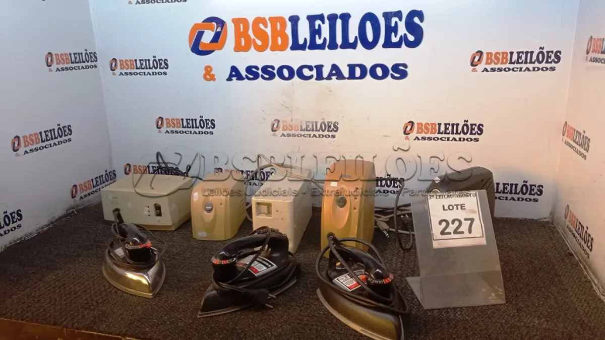 LOTE 227 - 03 FERROS DE PASSAR E 05 ESTABILIZADORES. (NO ESTADO) ATENÇÃO! FAZER A VISITAÇÃO ANTES DE ARREMATAR, NÃO SABEMOS SE FUNCIONA, LEILÃO NÃO TEM GARANTIA E NEM DEVOLUÇÃO, SUJEITO A POSSÍVEIS AVARIAS VISÍVEIS/OCULTAS E/OU AUSÊNCIA DE COMPONENTES.
