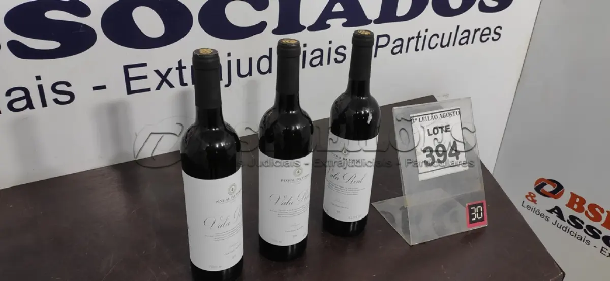 LOTE 394 - 03 GARRAFAS DE VINHO TINTO VALA REAL PORTUGUÊS SAFRA 2019 750ML. (NO ESTADO) ATENÇÃO! FAZER A VISITAÇÃO ANTES DE ARREMATAR, NÃO SABEMOS SE FUNCIONA, LEILÃO NÃO TEM GARANTIA E NEM DEVOLUÇÃO, SUJEITO A POSSÍVEIS AVARIAS VISÍVEIS/OCULTAS E/OU AUSÊNCIA DE COMPONENTES.