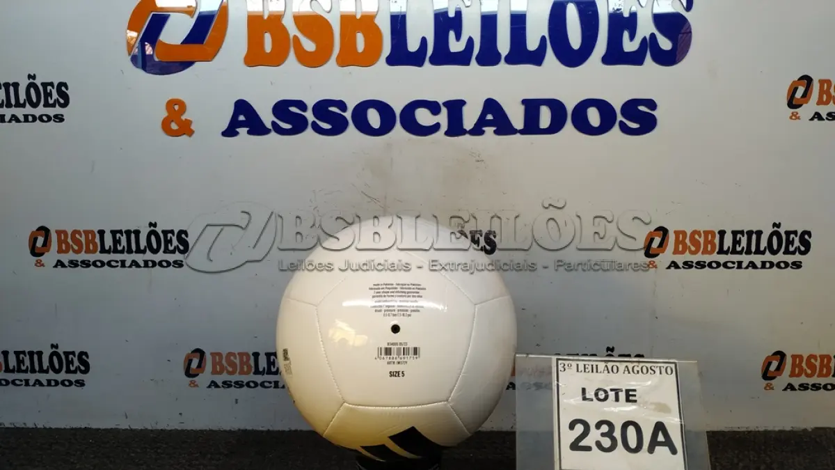 LOTE 230 - 01 BOLA DE FUTEBOL ORIGINAL MARCA ADIDAS. (NO ESTADO) ATENÇÃO! FAZER A VISITAÇÃO ANTES DE ARREMATAR, NÃO SABEMOS SE FUNCIONA, LEILÃO NÃO TEM GARANTIA E NEM DEVOLUÇÃO, SUJEITO A POSSÍVEIS AVARIAS VISÍVEIS/OCULTAS E/OU AUSÊNCIA DE COMPONENTES.