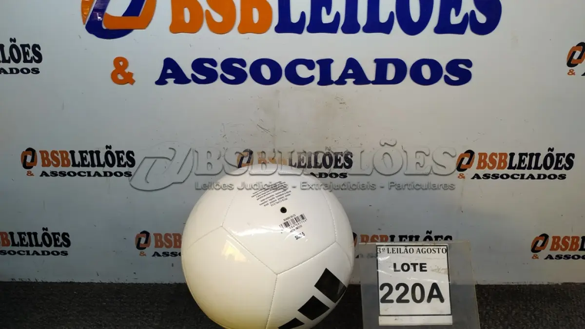 LOTE 220 - 01 BOLA DE FUTEBOL ORIGINAL MARCA ADIDAS. (NO ESTADO) ATENÇÃO! FAZER A VISITAÇÃO ANTES DE ARREMATAR, NÃO SABEMOS SE FUNCIONA, LEILÃO NÃO TEM GARANTIA E NEM DEVOLUÇÃO, SUJEITO A POSSÍVEIS AVARIAS VISÍVEIS/OCULTAS E/OU AUSÊNCIA DE COMPONENTES.
