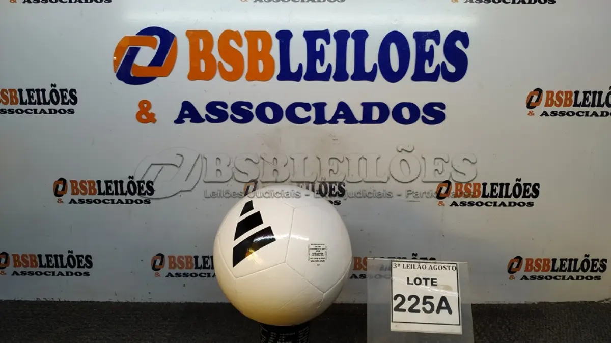 LOTE 225 - 01 BOLA DE FUTEBOL ORIGINAL MARCA ADIDAS. (NO ESTADO) ATENÇÃO! FAZER A VISITAÇÃO ANTES DE ARREMATAR, NÃO SABEMOS SE FUNCIONA, LEILÃO NÃO TEM GARANTIA E NEM DEVOLUÇÃO, SUJEITO A POSSÍVEIS AVARIAS VISÍVEIS/OCULTAS E/OU AUSÊNCIA DE COMPONENTES.