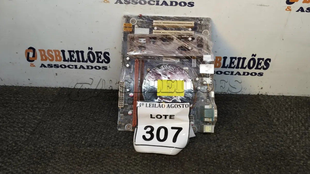 LOTE 307 - 01 PLACA MÃE I5 4° GERAÇÃO 4G RAM. (NO ESTADO) ATENÇÃO! FAZER A VISITAÇÃO ANTES DE ARREMATAR, NÃO SABEMOS SE FUNCIONA, LEILÃO NÃO TEM GARANTIA E NEM DEVOLUÇÃO, SUJEITO A POSSÍVEIS AVARIAS VISÍVEIS/OCULTAS E/OU AUSÊNCIA DE COMPONENTES.