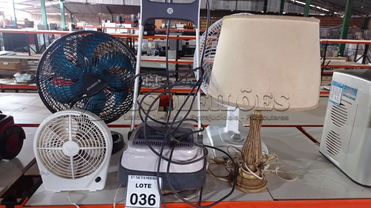 LOTE 036 - 03 VENTILADORES MARCAS E MODELOS DIVERSOS, 01 ABAJUR E 01 ENCERADEIRA MARCA ELECTROLUX. (NO ESTADO) ATENÇÃO! FAZER A VISITAÇÃO ANTES DE ARREMATAR, NÃO SABEMOS SE FUNCIONA, LEILÃO NÃO TEM GARANTIA E NEM DEVOLUÇÃO, SUJEITO A POSSÍVEIS AVARIAS VISÍVEIS/OCULTAS E/OU AUSÊNCIA DE COMPONENTES.