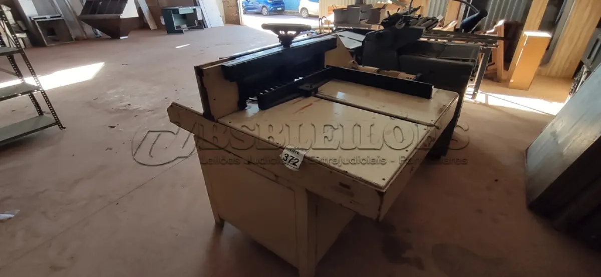 LOTE 372 - 01 GUILHOTINA DE PAPEL INDUSTRIAL MARCA TESSOR GT70. (NO ESTADO) ATENÇÃO! FAZER A VISITAÇÃO ANTES DE ARREMATAR, NÃO SABEMOS SE FUNCIONA, LEILÃO NÃO TEM GARANTIA E NEM DEVOLUÇÃO, SUJEITO A POSSÍVEIS AVARIAS VISÍVEIS/OCULTAS E/OU AUSÊNCIA DE COMPONENTES.