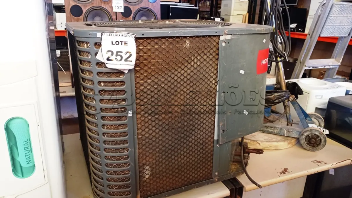 LOTE 252 - 01 CONDENSADORA MARCA KOMECO. (NO ESTADO) ATENÇÃO! FAZER A VISITAÇÃO ANTES DE ARREMATAR, NÃO SABEMOS SE FUNCIONA, LEILÃO NÃO TEM GARANTIA E NEM DEVOLUÇÃO, SUJEITO A POSSÍVEIS AVARIAS VISÍVEIS/OCULTAS E/OU AUSÊNCIA DE COMPONENTES.