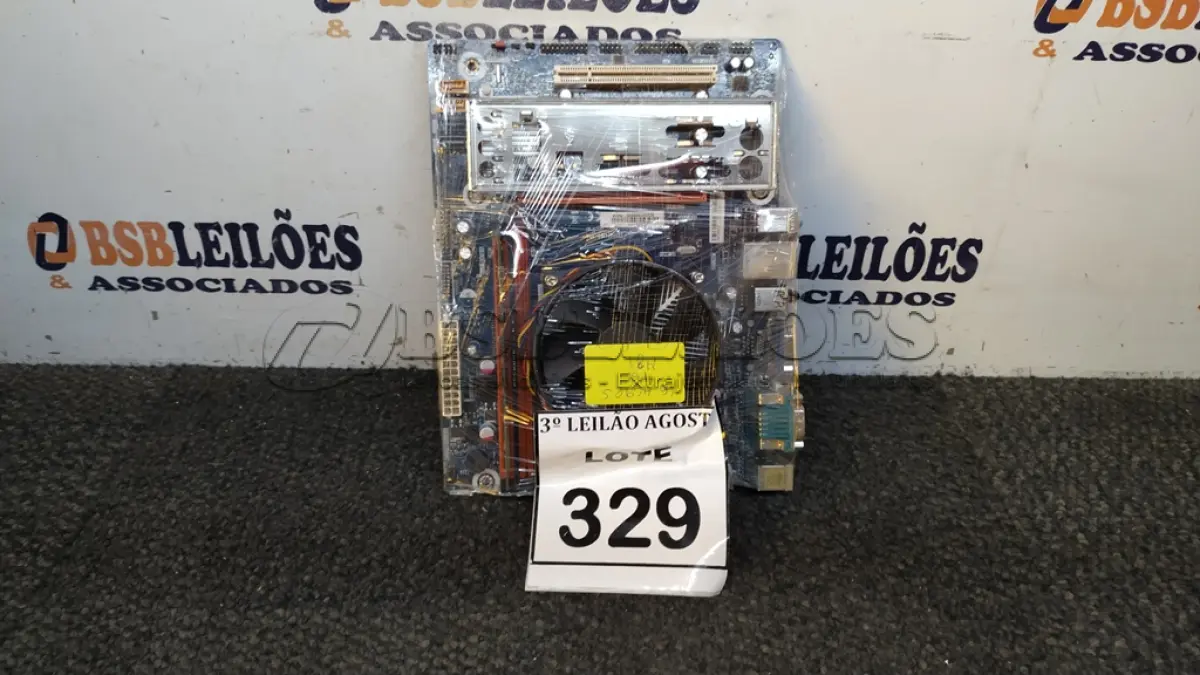 LOTE 329 - 01 PLACA MÃE I5 4° GERAÇÃO 4G RAM. (NO ESTADO) ATENÇÃO! FAZER A VISITAÇÃO ANTES DE ARREMATAR, NÃO SABEMOS SE FUNCIONA, LEILÃO NÃO TEM GARANTIA E NEM DEVOLUÇÃO, SUJEITO A POSSÍVEIS AVARIAS VISÍVEIS/OCULTAS E/OU AUSÊNCIA DE COMPONENTES.