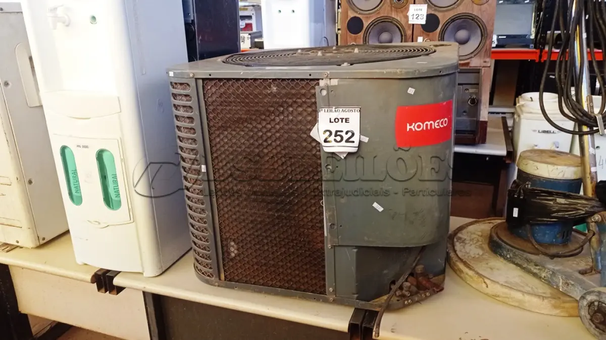 LOTE 252 - 01 CONDENSADORA MARCA KOMECO. (NO ESTADO) ATENÇÃO! FAZER A VISITAÇÃO ANTES DE ARREMATAR, NÃO SABEMOS SE FUNCIONA, LEILÃO NÃO TEM GARANTIA E NEM DEVOLUÇÃO, SUJEITO A POSSÍVEIS AVARIAS VISÍVEIS/OCULTAS E/OU AUSÊNCIA DE COMPONENTES.