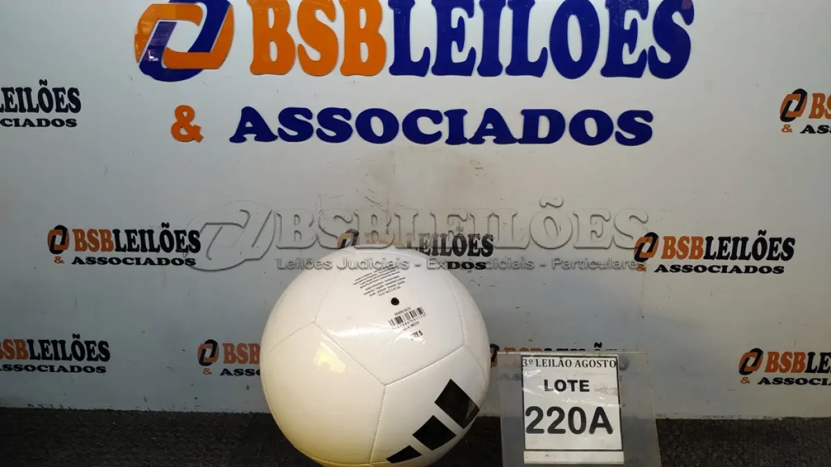 LOTE 220 - 01 BOLA DE FUTEBOL ORIGINAL MARCA ADIDAS. (NO ESTADO) ATENÇÃO! FAZER A VISITAÇÃO ANTES DE ARREMATAR, NÃO SABEMOS SE FUNCIONA, LEILÃO NÃO TEM GARANTIA E NEM DEVOLUÇÃO, SUJEITO A POSSÍVEIS AVARIAS VISÍVEIS/OCULTAS E/OU AUSÊNCIA DE COMPONENTES.
