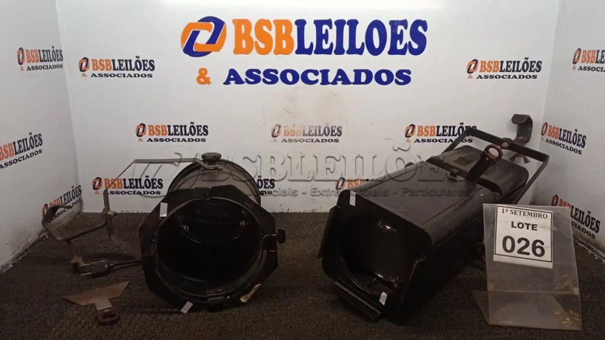 LOTE 026 - 02 REFLETORES PARA PALCO. (NO ESTADO) ATENÇÃO! FAZER A VISITAÇÃO ANTES DE ARREMATAR, NÃO SABEMOS SE FUNCIONA, LEILÃO NÃO TEM GARANTIA E NEM DEVOLUÇÃO, SUJEITO A POSSÍVEIS AVARIAS VISÍVEIS/OCULTAS E/OU AUSÊNCIA DE COMPONENTES.