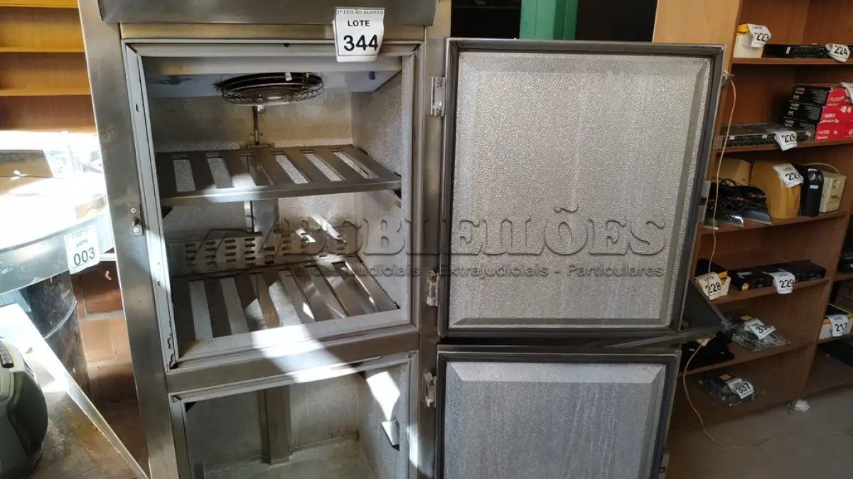 LOTE 344 - 01 FREEZER INDUSTRIAL EM INOX 02 PORTAS VERTICAL. (NO ESTADO) ATENÇÃO! FAZER A VISITAÇÃO ANTES DE ARREMATAR, NÃO SABEMOS SE FUNCIONA, LEILÃO NÃO TEM GARANTIA E NEM DEVOLUÇÃO, SUJEITO A POSSÍVEIS AVARIAS VISÍVEIS/OCULTAS E/OU AUSÊNCIA DE COMPONENTES.