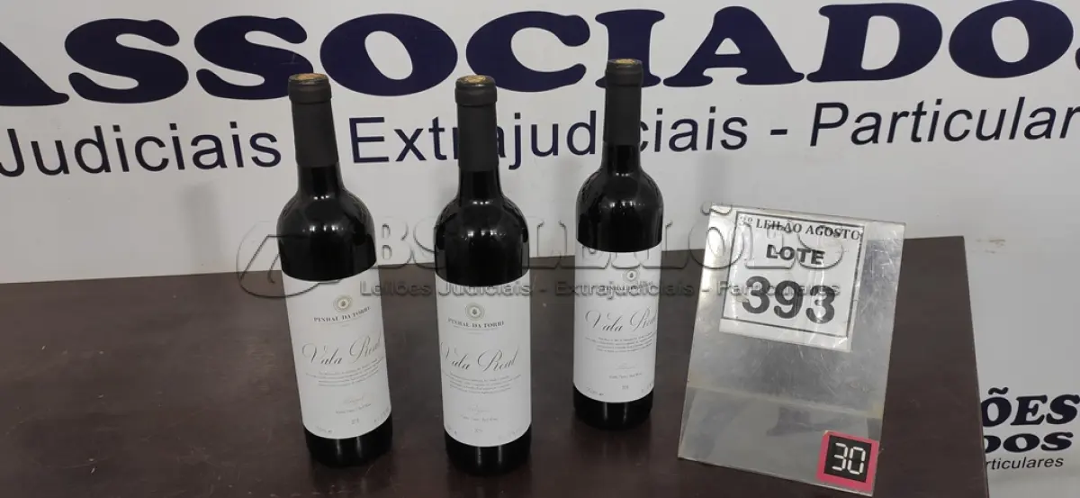 LOTE 393 - 03 GARRAFAS DE VINHO TINTO VALA REAL PORTUGUÊS SAFRA 2019 750ML. (NO ESTADO) ATENÇÃO! FAZER A VISITAÇÃO ANTES DE ARREMATAR, NÃO SABEMOS SE FUNCIONA, LEILÃO NÃO TEM GARANTIA E NEM DEVOLUÇÃO, SUJEITO A POSSÍVEIS AVARIAS VISÍVEIS/OCULTAS E/OU AUSÊNCIA DE COMPONENTES.