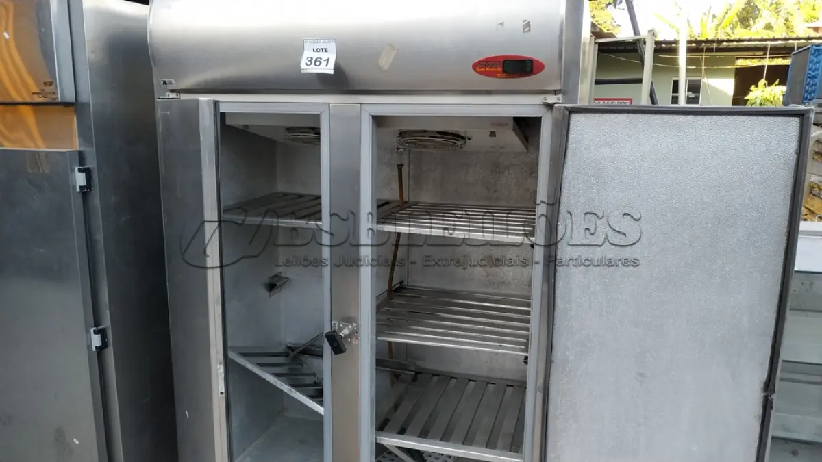 LOTE 361 - 01 GELADEIRA INDUSTRIAL 02 PORTAS MARCA STEEL. (NO ESTADO) ATENÇÃO! FAZER A VISITAÇÃO ANTES DE ARREMATAR, NÃO SABEMOS SE FUNCIONA, LEILÃO NÃO TEM GARANTIA E NEM DEVOLUÇÃO, SUJEITO A POSSÍVEIS AVARIAS VISÍVEIS/OCULTAS E/OU AUSÊNCIA DE COMPONENTES.