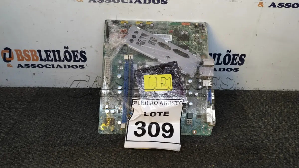 LOTE 309 - 01 PLACA MÃE I3 3° GERAÇÃO 2G RAM. (NO ESTADO) ATENÇÃO! FAZER A VISITAÇÃO ANTES DE ARREMATAR, NÃO SABEMOS SE FUNCIONA, LEILÃO NÃO TEM GARANTIA E NEM DEVOLUÇÃO, SUJEITO A POSSÍVEIS AVARIAS VISÍVEIS/OCULTAS E/OU AUSÊNCIA DE COMPONENTES.