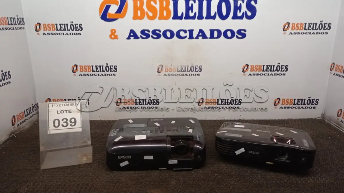 LOTE 039 - 02 PROJETORES MARCA EPSON. (NO ESTADO) ATENÇÃO! FAZER A VISITAÇÃO ANTES DE ARREMATAR, NÃO SABEMOS SE FUNCIONA, LEILÃO NÃO TEM GARANTIA E NEM DEVOLUÇÃO, SUJEITO A POSSÍVEIS AVARIAS VISÍVEIS/OCULTAS E/OU AUSÊNCIA DE COMPONENTES.