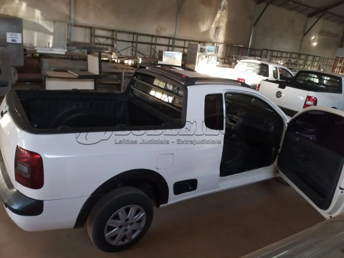 LOTE 404 - 01 VW SAVEIRO 1.6 CE FLEX, PLACA ONR1523 ,COR BRANCA ANO 2014/2015. (NO ESTADO) ATENÇÃO! FAZER A VISITAÇÃO ANTES DE ARREMATAR, NÃO SABEMOS SE FUNCIONA, LEILÃO NÃO TEM GARANTIA E NEM DEVOLUÇÃO, SUJEITO A POSSÍVEIS AVARIAS VISÍVEIS/OCULTAS E/OU AUSÊNCIA DE COMPONENTES.