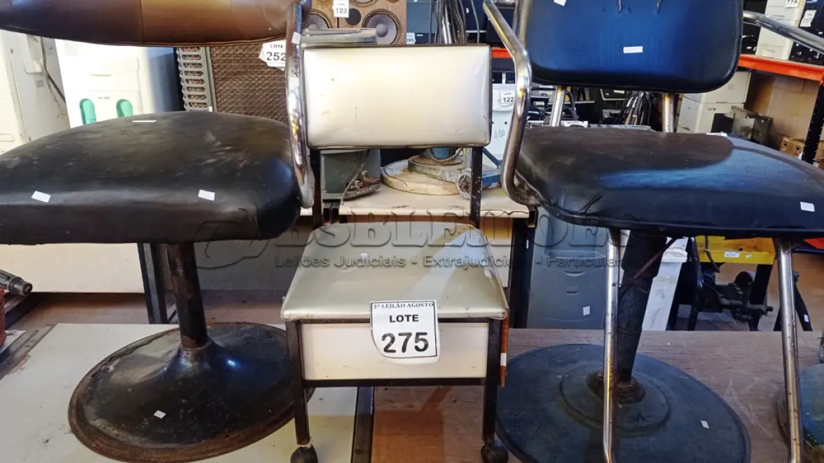 LOTE 275 - 02 CADEIRAS PARA CABELEREIRO E 01 BANCO DE MANICURE. (NO ESTADO) ATENÇÃO! FAZER A VISITAÇÃO ANTES DE ARREMATAR, NÃO SABEMOS SE FUNCIONA, LEILÃO NÃO TEM GARANTIA E NEM DEVOLUÇÃO, SUJEITO A POSSÍVEIS AVARIAS VISÍVEIS/OCULTAS E/OU AUSÊNCIA DE COMPONENTES.
