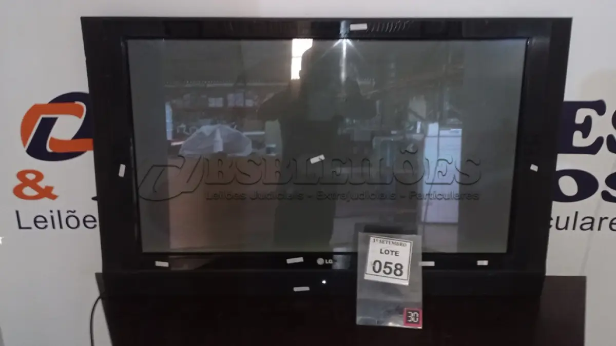 LOTE 058 - 01 TV LCD 42’’ MARCA LG COM AVARIAS. (NO ESTADO) ATENÇÃO! FAZER A VISITAÇÃO ANTES DE ARREMATAR, NÃO SABEMOS SE FUNCIONA, LEILÃO NÃO TEM GARANTIA E NEM DEVOLUÇÃO, SUJEITO A POSSÍVEIS AVARIAS VISÍVEIS/OCULTAS E/OU AUSÊNCIA DE COMPONENTES.