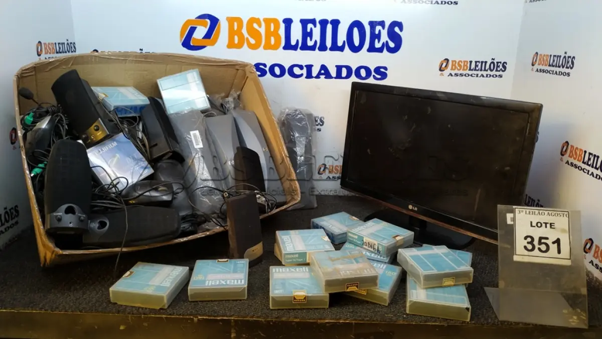 LOTE 351 - 01 TV LCD 22’’ MARCA LG E 01 CAIXA COM PERIFÉRICOS DIVERSOS. (NO ESTADO) ATENÇÃO! FAZER A VISITAÇÃO ANTES DE ARREMATAR, NÃO SABEMOS SE FUNCIONA, LEILÃO NÃO TEM GARANTIA E NEM DEVOLUÇÃO, SUJEITO A POSSÍVEIS AVARIAS VISÍVEIS/OCULTAS E/OU AUSÊNCIA DE COMPONENTES.