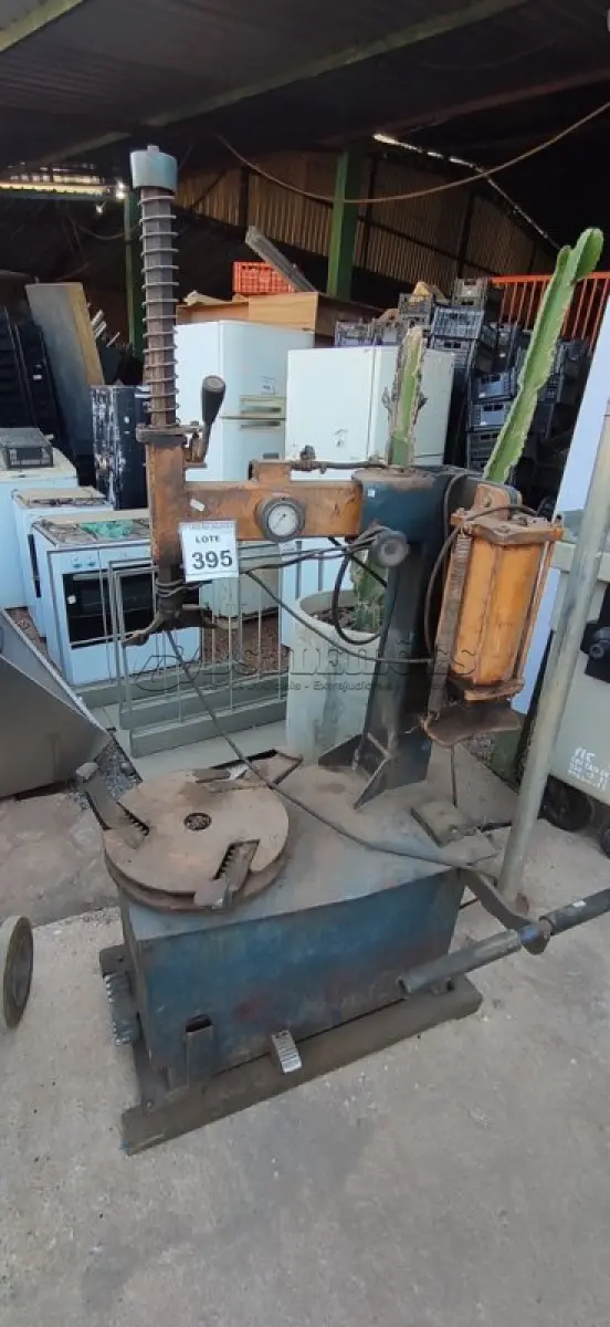 LOTE 395 - 01 MÁQUINA DE DESMONTAR PNEU. (NO ESTADO) ATENÇÃO! FAZER A VISITAÇÃO ANTES DE ARREMATAR, NÃO SABEMOS SE FUNCIONA. LEILÃO NÃO TEM GARANTIA E NEM DEVOLUÇÃO, SUJEITO A POSSÍVEIS AVARIAS VISÍVEIS/OCULTAS E/OU AUSÊNCIA DE COMPONENTES.