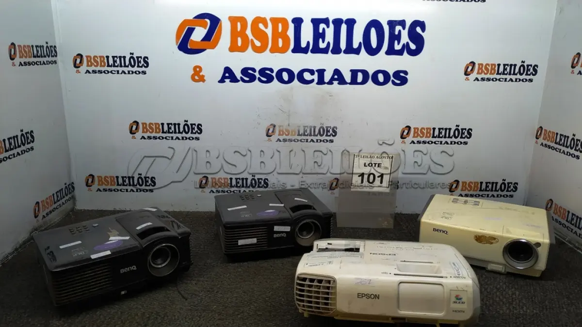 LOTE 101 - 04 PROJETORES DE MARCA E MODELOS DIVERSOS. (NO ESTADO) ATENÇÃO! FAZER A VISITAÇÃO ANTES DE ARREMATAR, NÃO SABEMOS SE FUNCIONA, LEILÃO NÃO TEM GARANTIA E NEM DEVOLUÇÃO, SUJEITO A POSSÍVEIS AVARIAS VISÍVEIS/OCULTAS E/OU AUSÊNCIA DE COMPONENTES.