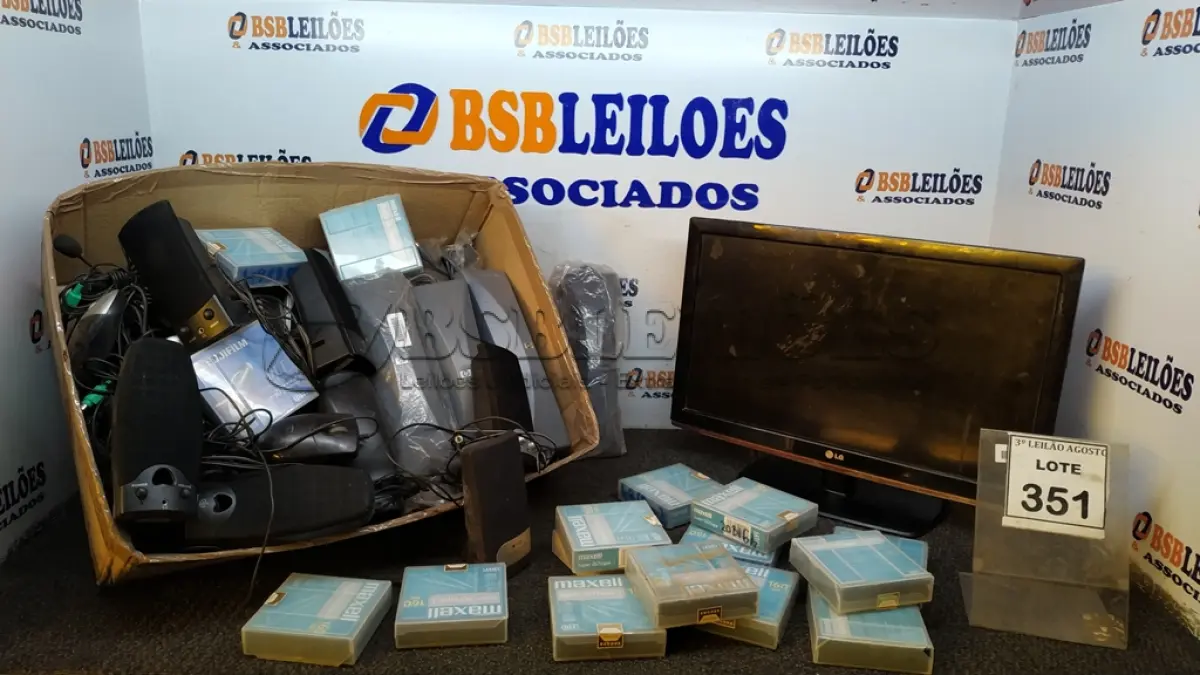 LOTE 351 - 01 TV LCD 22’’ MARCA LG E 01 CAIXA COM PERIFÉRICOS DIVERSOS. (NO ESTADO) ATENÇÃO! FAZER A VISITAÇÃO ANTES DE ARREMATAR, NÃO SABEMOS SE FUNCIONA, LEILÃO NÃO TEM GARANTIA E NEM DEVOLUÇÃO, SUJEITO A POSSÍVEIS AVARIAS VISÍVEIS/OCULTAS E/OU AUSÊNCIA DE COMPONENTES.