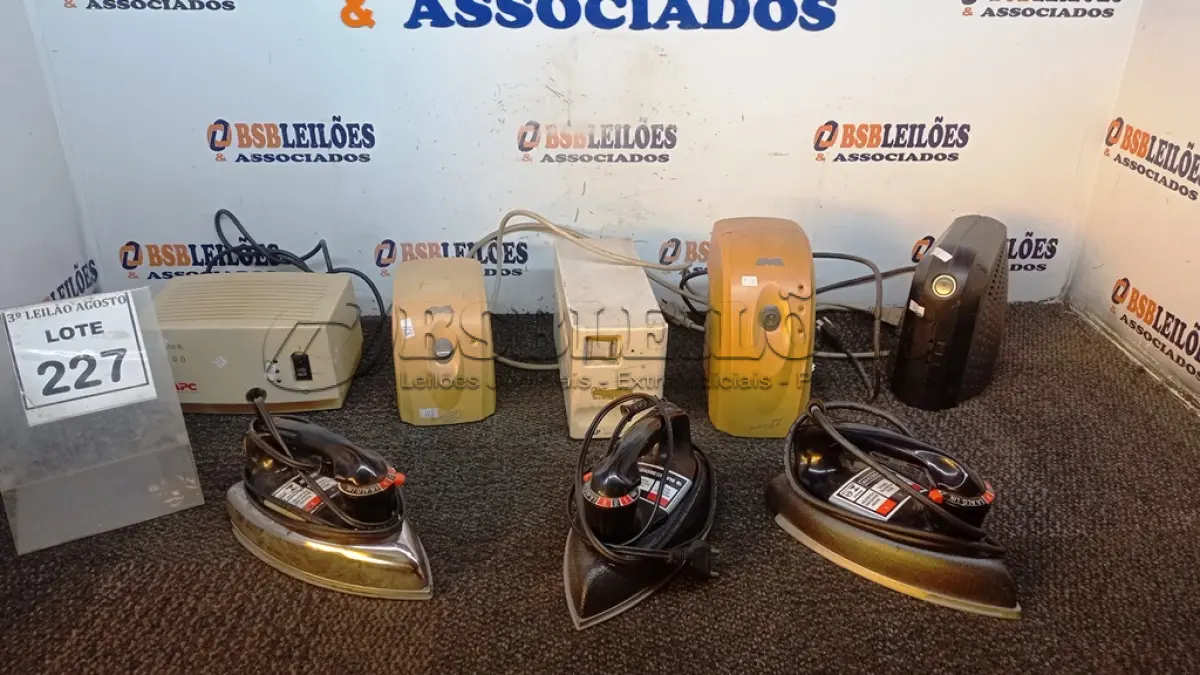 LOTE 227 - 03 FERROS DE PASSAR E 05 ESTABILIZADORES. (NO ESTADO) ATENÇÃO! FAZER A VISITAÇÃO ANTES DE ARREMATAR, NÃO SABEMOS SE FUNCIONA, LEILÃO NÃO TEM GARANTIA E NEM DEVOLUÇÃO, SUJEITO A POSSÍVEIS AVARIAS VISÍVEIS/OCULTAS E/OU AUSÊNCIA DE COMPONENTES.