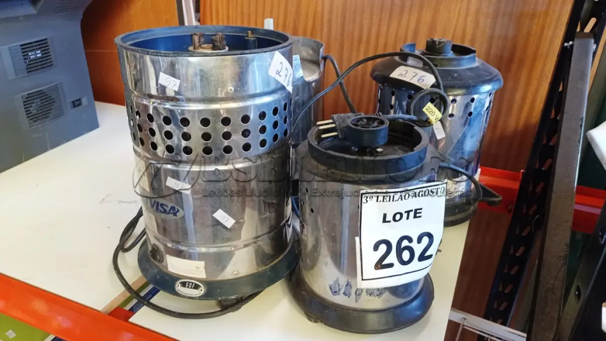 LOTE 262 - 04 BASES DE LIQUIDIFICADOR INDUSTRIAL. (NO ESTADO) ATENÇÃO! FAZER A VISITAÇÃO ANTES DE ARREMATAR, NÃO SABEMOS SE FUNCIONA, LEILÃO NÃO TEM GARANTIA E NEM DEVOLUÇÃO, SUJEITO A POSSÍVEIS AVARIAS VISÍVEIS/OCULTAS E/OU AUSÊNCIA DE COMPONENTES.