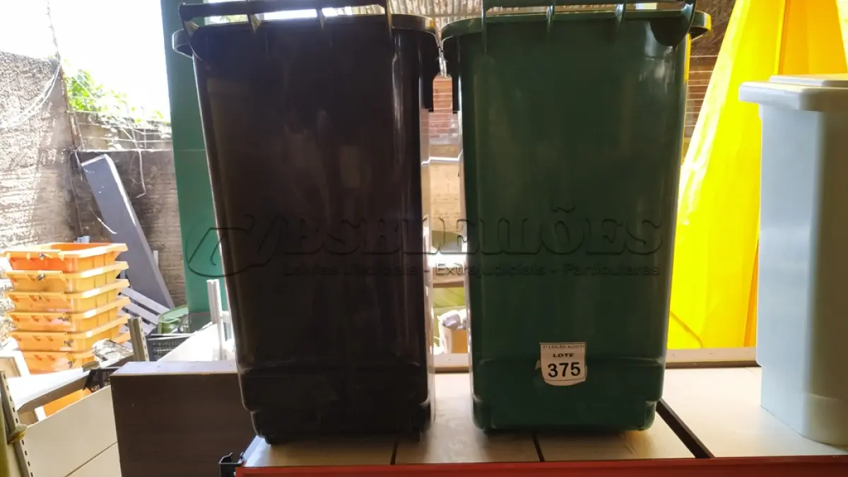 LOTE 375 - 02LIXEIRAS GRANDES. (NO ESTADO) ATENÇÃO! FAZER A VISITAÇÃO ANTES DE ARREMATAR, NÃO SABEMOS SE FUNCIONA, LEILÃO NÃO TEM GARANTIA E NEM DEVOLUÇÃO, SUJEITO A POSSÍVEIS AVARIAS VISÍVEIS/OCULTAS E/OU AUSÊNCIA DE COMPONENTES.