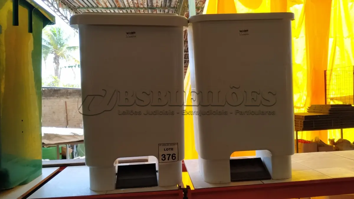 LOTE 376 - 02 LIXEIRAS. (NO ESTADO) ATENÇÃO! FAZER A VISITAÇÃO ANTES DE ARREMATAR, NÃO SABEMOS SE FUNCIONA, LEILÃO NÃO TEM GARANTIA E NEM DEVOLUÇÃO, SUJEITO A POSSÍVEIS AVARIAS VISÍVEIS/OCULTAS E/OU AUSÊNCIA DE COMPONENTES.