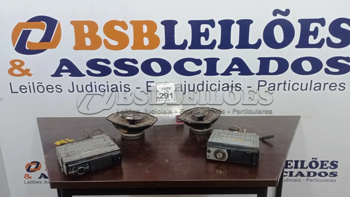 LOTE 291 - 02 APARELHOS DE SOM AUTOMOTIVO E 02 ALTO-FALANTES. (NO ESTADO) ATENÇÃO! FAZER A VISITAÇÃO ANTES DE ARREMATAR, NÃO SABEMOS SE FUNCIONA, LEILÃO NÃO TEM GARANTIA E NEM DEVOLUÇÃO, SUJEITO A POSSÍVEIS AVARIAS VISÍVEIS/OCULTAS E/OU AUSÊNCIA DE COMPONENTES.