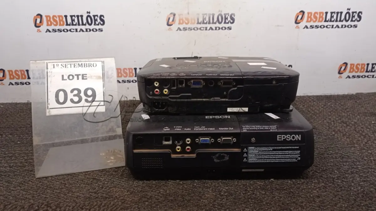 LOTE 039 - 02 PROJETORES MARCA EPSON. (NO ESTADO) ATENÇÃO! FAZER A VISITAÇÃO ANTES DE ARREMATAR, NÃO SABEMOS SE FUNCIONA, LEILÃO NÃO TEM GARANTIA E NEM DEVOLUÇÃO, SUJEITO A POSSÍVEIS AVARIAS VISÍVEIS/OCULTAS E/OU AUSÊNCIA DE COMPONENTES.