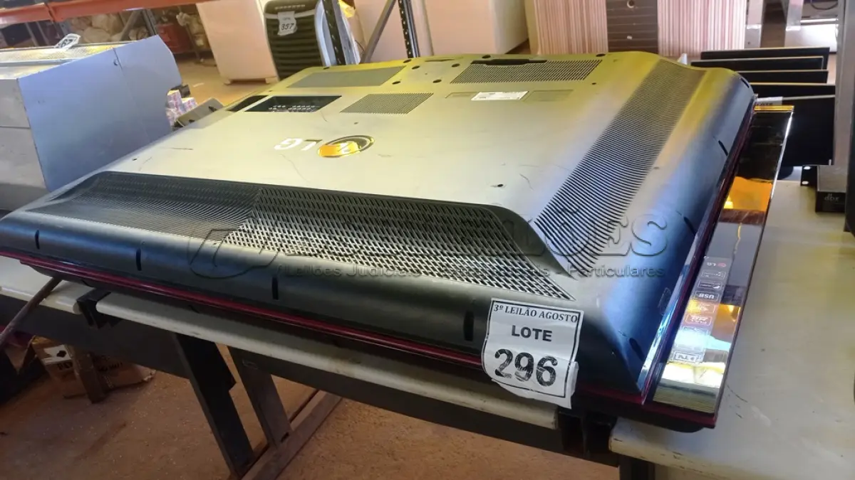 LOTE 296 - 02 TVS LCD 52’’ MARCA LG COM AVARIAS. (NO ESTADO) ATENÇÃO! FAZER A VISITAÇÃO ANTES DE ARREMATAR, NÃO SABEMOS SE FUNCIONA, LEILÃO NÃO TEM GARANTIA E NEM DEVOLUÇÃO, SUJEITO A POSSÍVEIS AVARIAS VISÍVEIS/OCULTAS E/OU AUSÊNCIA DE COMPONENTES.