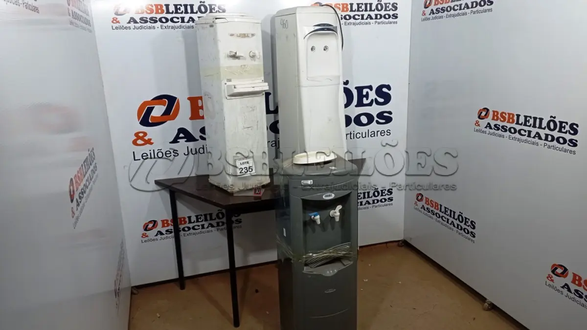 LOTE 235 - 03 BEBEDOUROS PARA GARRAFÃO. (NO ESTADO) ATENÇÃO! FAZER A VISITAÇÃO ANTES DE ARREMATAR, NÃO SABEMOS SE FUNCIONA, LEILÃO NÃO TEM GARANTIA E NEM DEVOLUÇÃO, SUJEITO A POSSÍVEIS AVARIAS VISÍVEIS/OCULTAS E/OU AUSÊNCIA DE COMPONENTES.