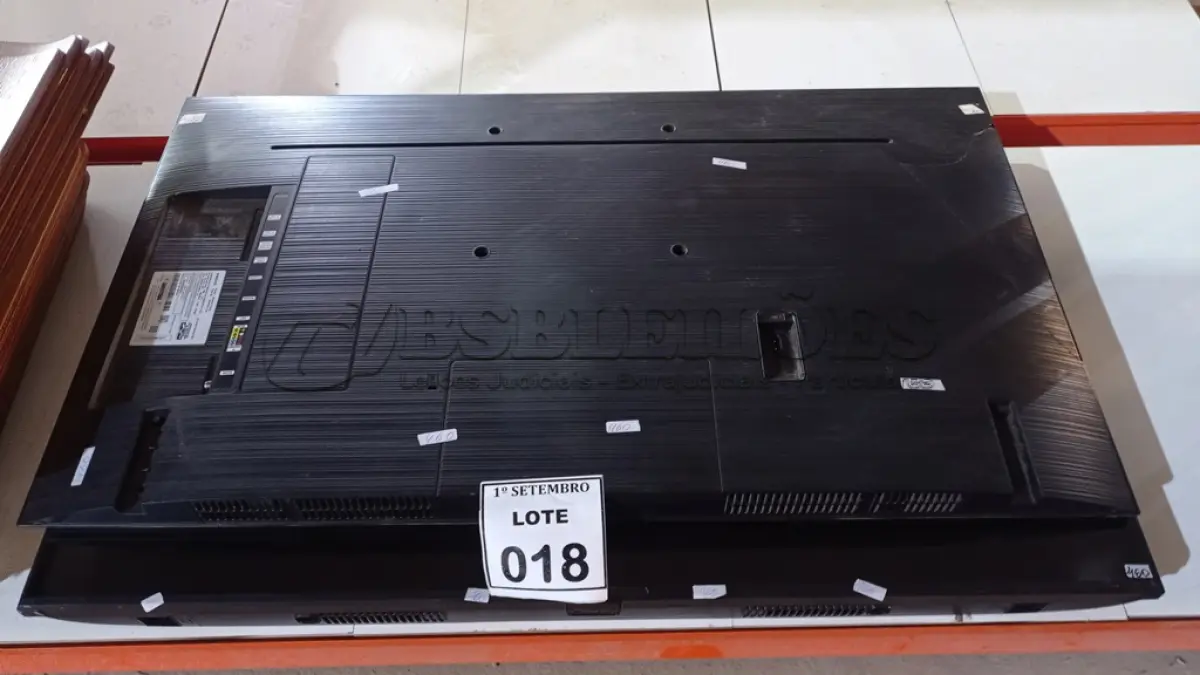 LOTE 018 - 02 TVS LCD 43’’ MARCA SAMSUNG. (NO ESTADO) ATENÇÃO! FAZER A VISITAÇÃO ANTES DE ARREMATAR, NÃO SABEMOS SE FUNCIONA, LEILÃO NÃO TEM GARANTIA E NEM DEVOLUÇÃO, SUJEITO A POSSÍVEIS AVARIAS VISÍVEIS/OCULTAS E/OU AUSÊNCIA DE COMPONENTES.