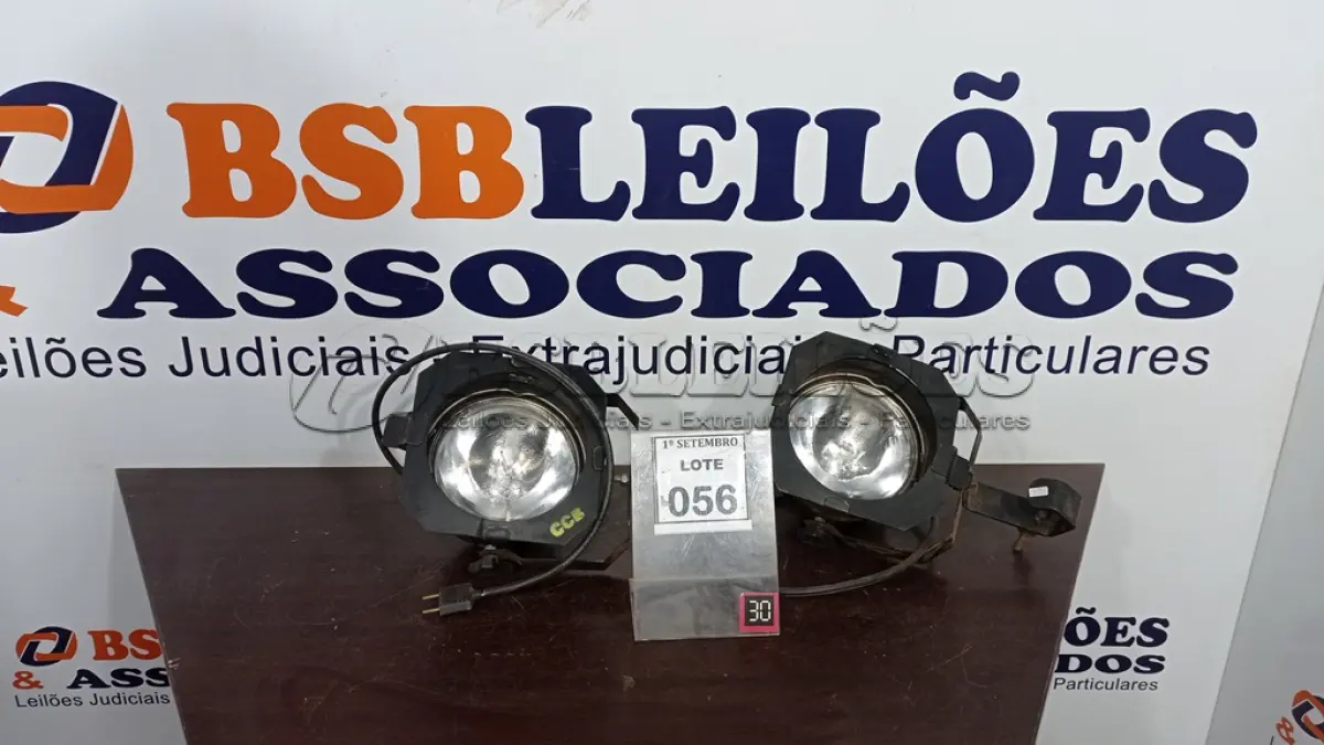 LOTE 056 - 02 REFLETORES DE PALCO. (NO ESTADO) ATENÇÃO! FAZER A VISITAÇÃO ANTES DE ARREMATAR, NÃO SABEMOS SE FUNCIONA, LEILÃO NÃO TEM GARANTIA E NEM DEVOLUÇÃO, SUJEITO A POSSÍVEIS AVARIAS VISÍVEIS/OCULTAS E/OU AUSÊNCIA DE COMPONENTES.