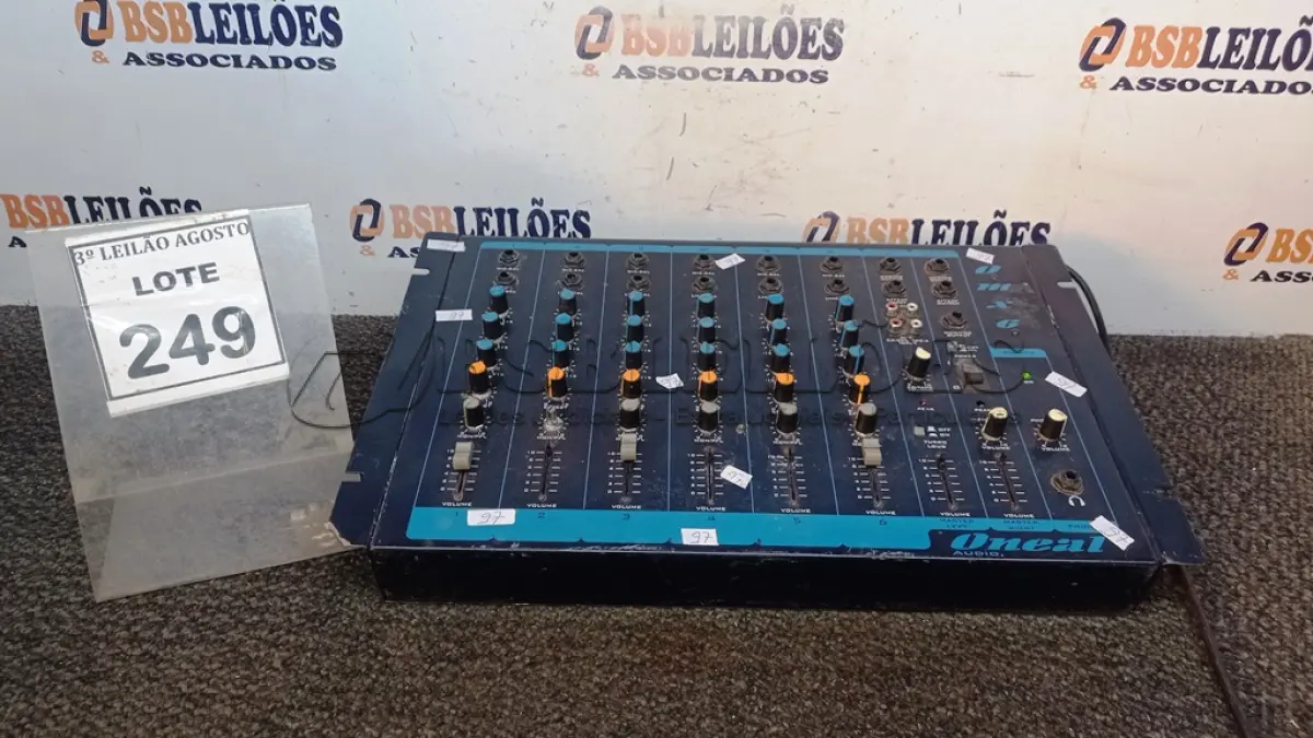 LOTE 249 - 01 MESA DE SOM ONEAL. (NO ESTADO) ATENÇÃO! FAZER A VISITAÇÃO ANTES DE ARREMATAR, NÃO SABEMOS SE FUNCIONA, LEILÃO NÃO TEM GARANTIA E NEM DEVOLUÇÃO, SUJEITO A POSSÍVEIS AVARIAS VISÍVEIS/OCULTAS E/OU AUSÊNCIA DE COMPONENTES.