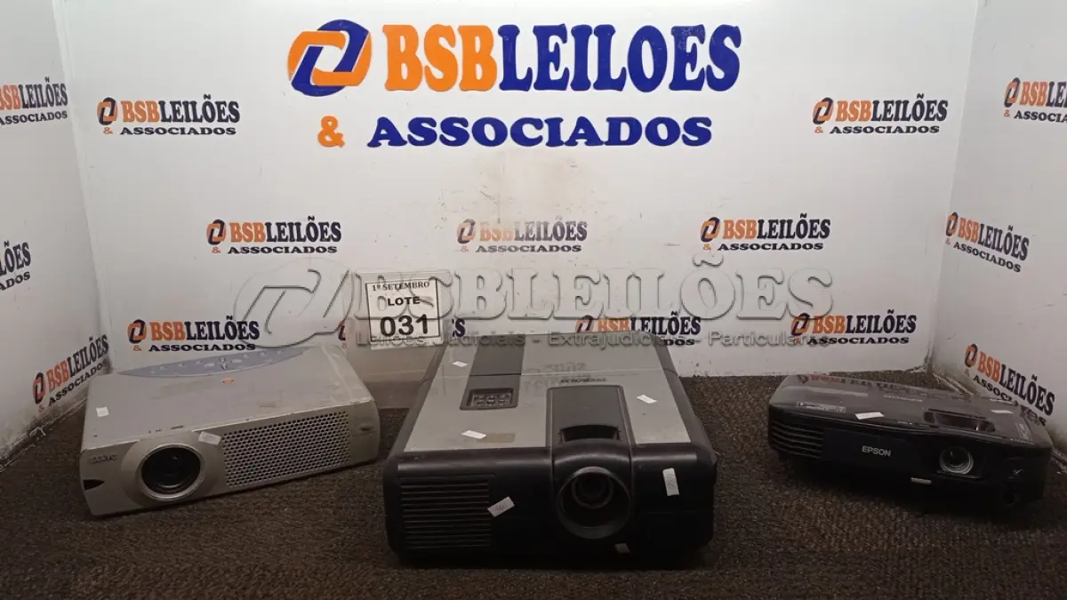 LOTE 031 - 03 PROJETORES MARCAS E MODELOS DIVERSOS. (NO ESTADO) ATENÇÃO! FAZER A VISITAÇÃO ANTES DE ARREMATAR, NÃO SABEMOS SE FUNCIONA, LEILÃO NÃO TEM GARANTIA E NEM DEVOLUÇÃO, SUJEITO A POSSÍVEIS AVARIAS VISÍVEIS/OCULTAS E/OU AUSÊNCIA DE COMPONENTES.