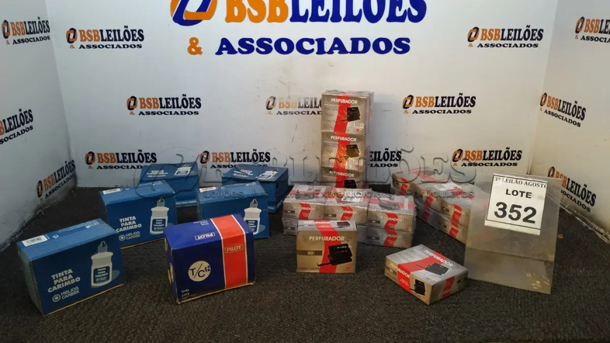 LOTE 352 - 20 CAIXAS DE PERFURADORES DE PAPEL E 06 CAIXAS DE TINTA PARA CARIMBO. (NO ESTADO) ATENÇÃO! FAZER A VISITAÇÃO ANTES DE ARREMATAR, NÃO SABEMOS SE FUNCIONA, LEILÃO NÃO TEM GARANTIA E NEM DEVOLUÇÃO, SUJEITO A POSSÍVEIS AVARIAS VISÍVEIS/OCULTAS E/OU AUSÊNCIA DE COMPONENTES.