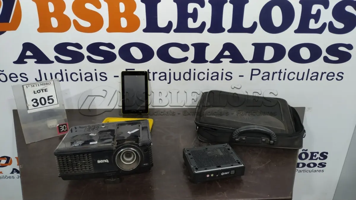 LOTE 305 - 01 PROJETOR MARCA BENQ, 01 MINI PC E 01 TABLET MARCA CCE. (NO ESTADO) ATENÇÃO! FAZER A VISITAÇÃO ANTES DE ARREMATAR, NÃO SABEMOS SE FUNCIONA, LEILÃO NÃO TEM GARANTIA E NEM DEVOLUÇÃO, SUJEITO A POSSÍVEIS AVARIAS VISÍVEIS/OCULTAS E/OU AUSÊNCIA DE COMPONENTES.