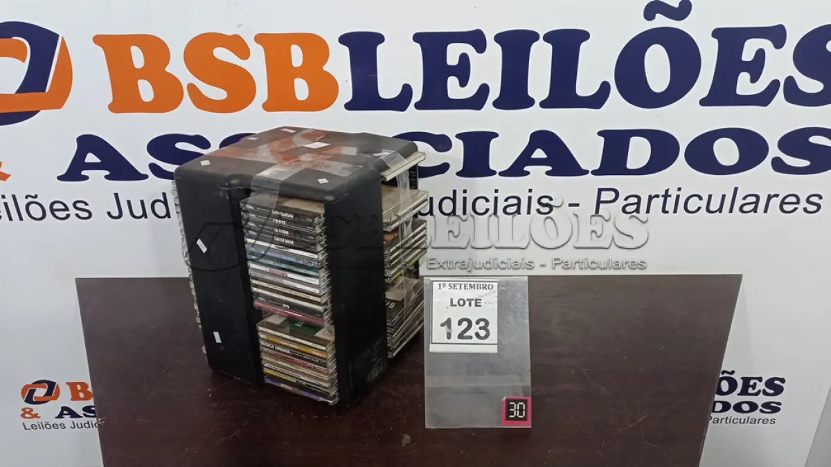 LOTE 123 - 01 PORTA CD COM GRANDE QUANTIDADE DE CDS DIVERSOS. (NO ESTADO) ATENÇÃO! FAZER A VISITAÇÃO ANTES DE ARREMATAR, NÃO SABEMOS SE FUNCIONA, LEILÃO NÃO TEM GARANTIA E NEM DEVOLUÇÃO, SUJEITO A POSSÍVEIS AVARIAS VISÍVEIS/OCULTAS E/OU AUSÊNCIA DE COMPONENTES.