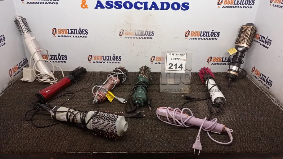 LOTE 214 - 01 LOTE COM VÁRIAS ESCOVAS DE CABELO ELÉTRICO. (NO ESTADO) ATENÇÃO! FAZER A VISITAÇÃO ANTES DE ARREMATAR, NÃO SABEMOS SE FUNCIONA, LEILÃO NÃO TEM GARANTIA E NEM DEVOLUÇÃO, SUJEITO A POSSÍVEIS AVARIAS VISÍVEIS/OCULTAS E/OU AUSÊNCIA DE COMPONENTES